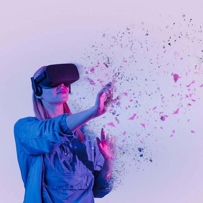 realidad-virtual-hivip-cabecera Mujer con gafas de realidad alternativa tipo realidad virtual